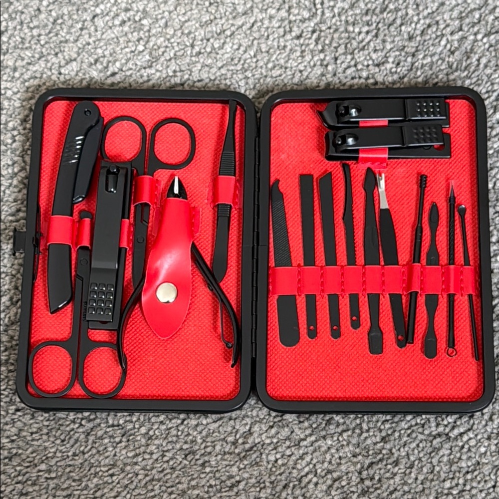NWOT-Black Grooming/Manicure/Pedicure Kit in Black snap close case. 18 pieces!
